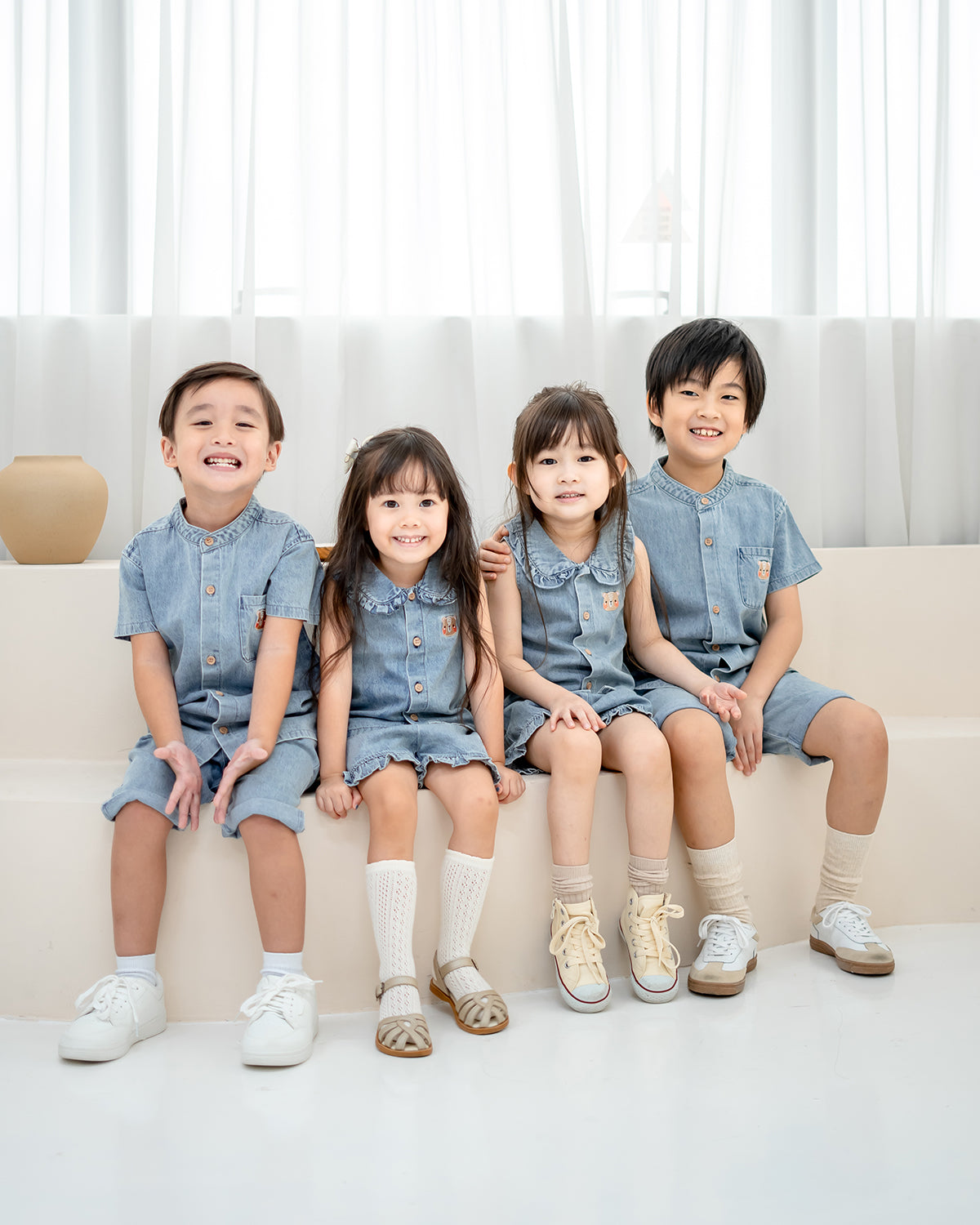 LEBEAR RUFFLE COLLAR DENIM TOP