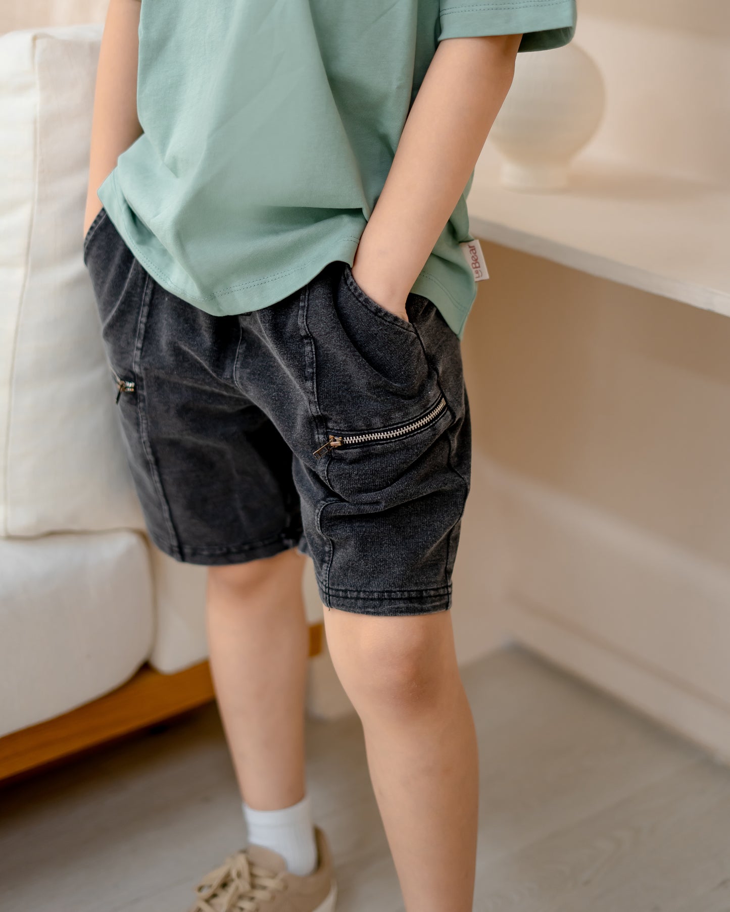 LEBEAR ZIPPER POCKET DENIM SHORTS IN BLACK