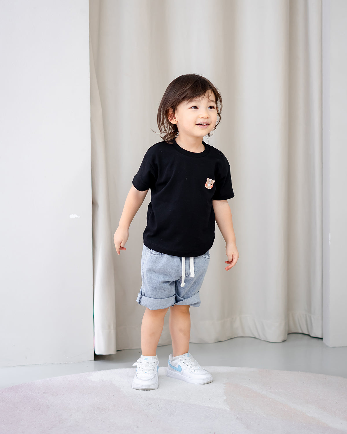 LEBEAR SIGNATURE EMBROIDERY TEE IN BLACK