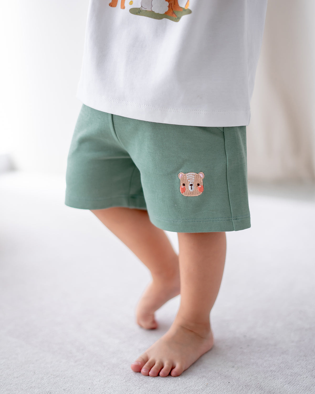 LEBEAR EMBROIDERY JOGGER SHORTS IN PINE GREEN