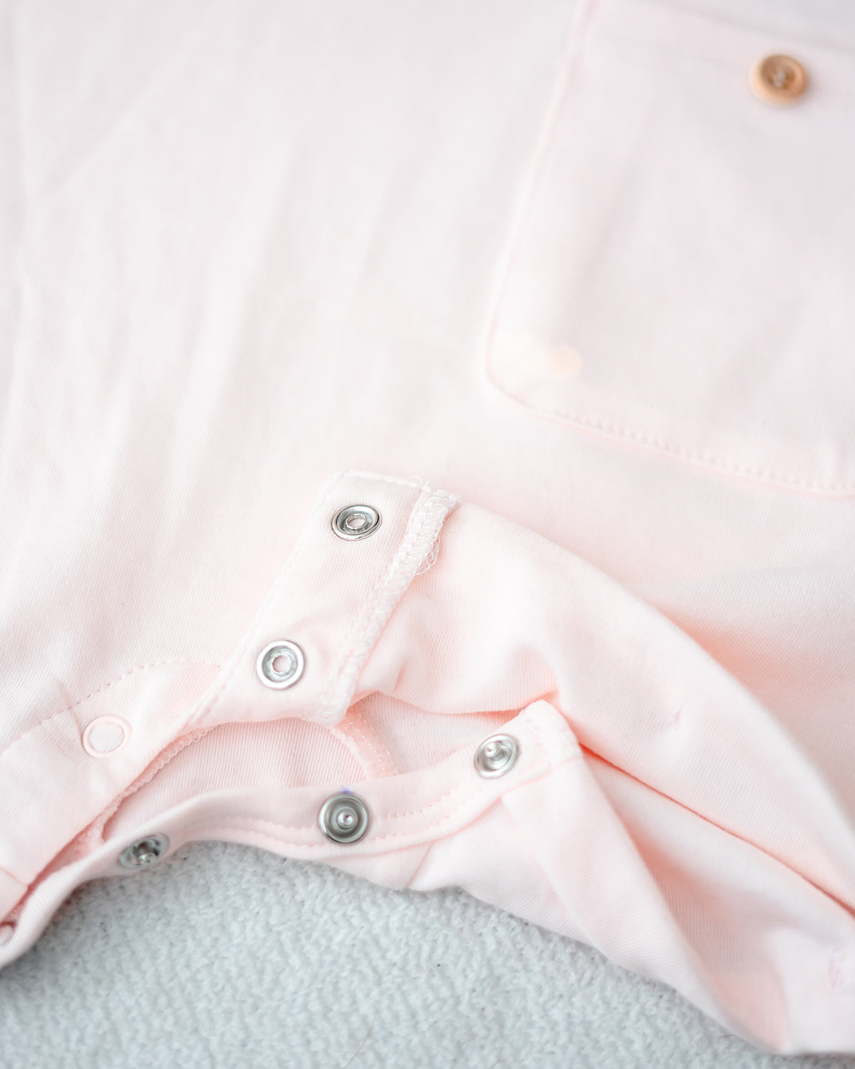 LEBEAR SIGNATURE EMBROIDERY ONESIE IN SOFT PINK