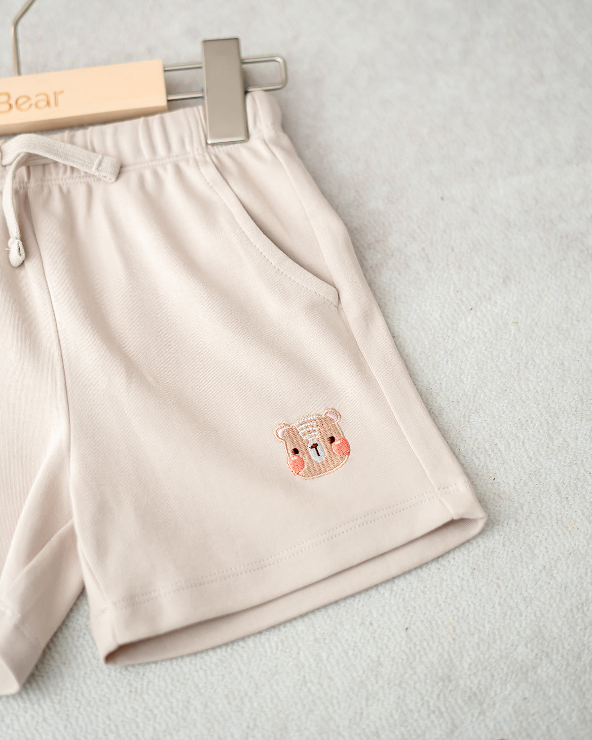 LEBEAR EMBROIDERY JOGGER SHORTS IN BEIGE