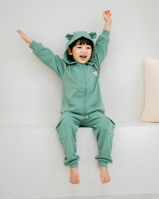 VOYABEAR HOODED JACKET IN PINE GREEN