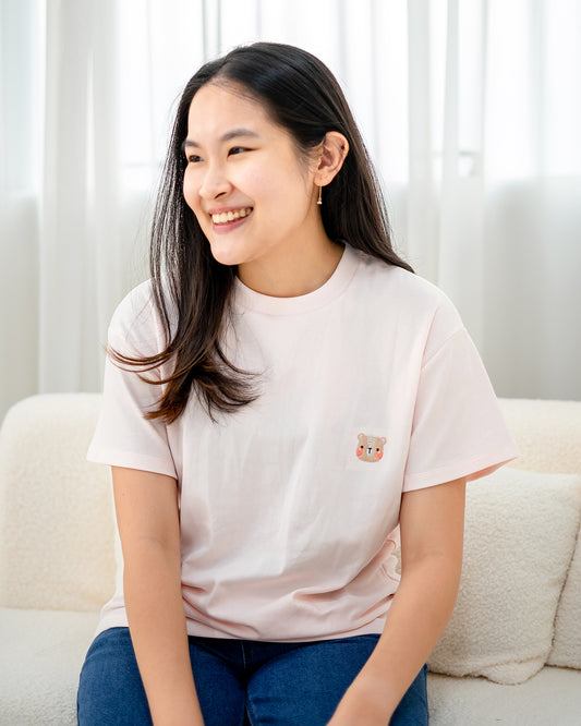 LEBEAR ADULT SIGNATURE EMBROIDERY TEE IN SOFT PINK