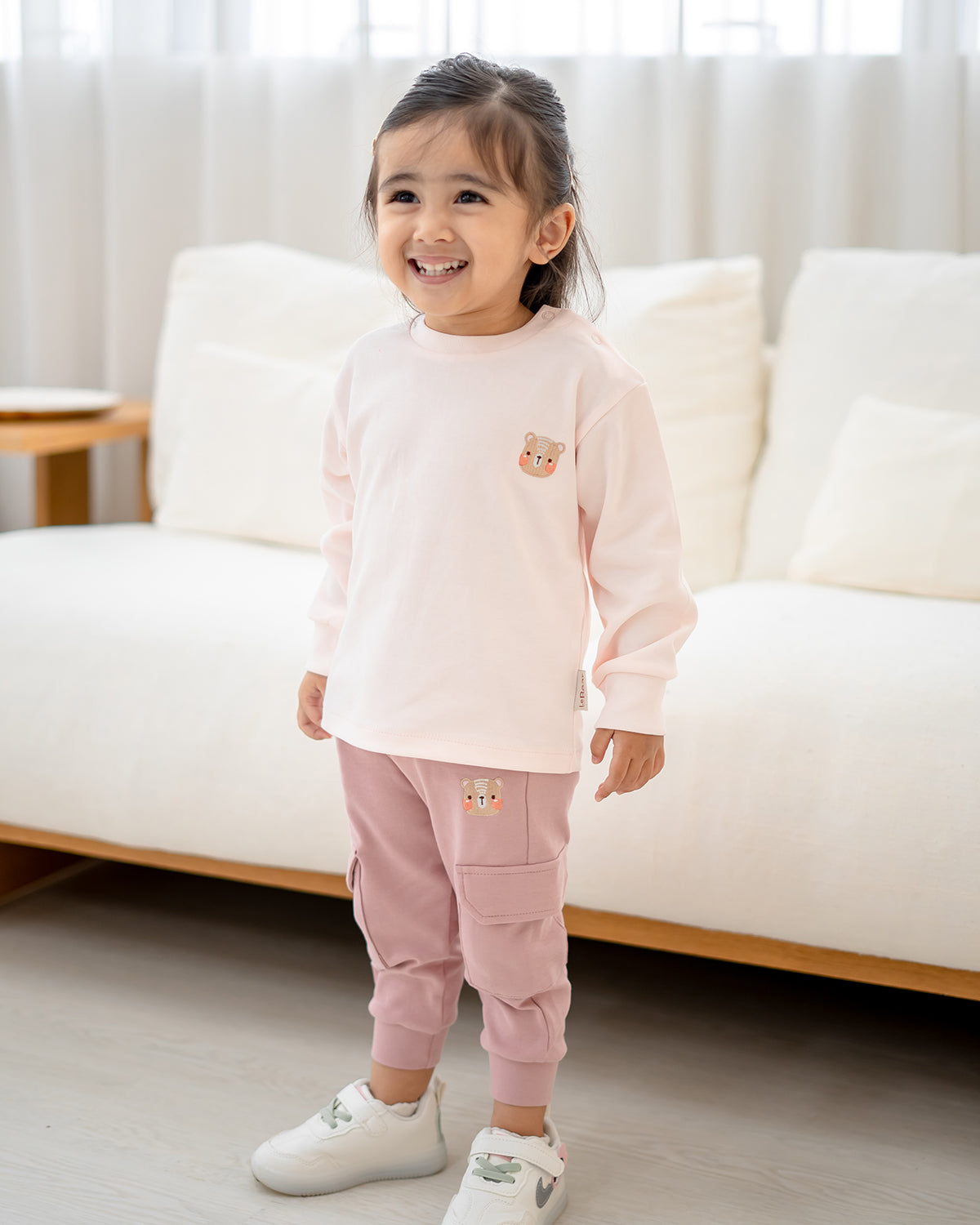 LEBEAR SIGNATURE EMBROIDERY LONG SLEEVE TEE IN SOFT PINK