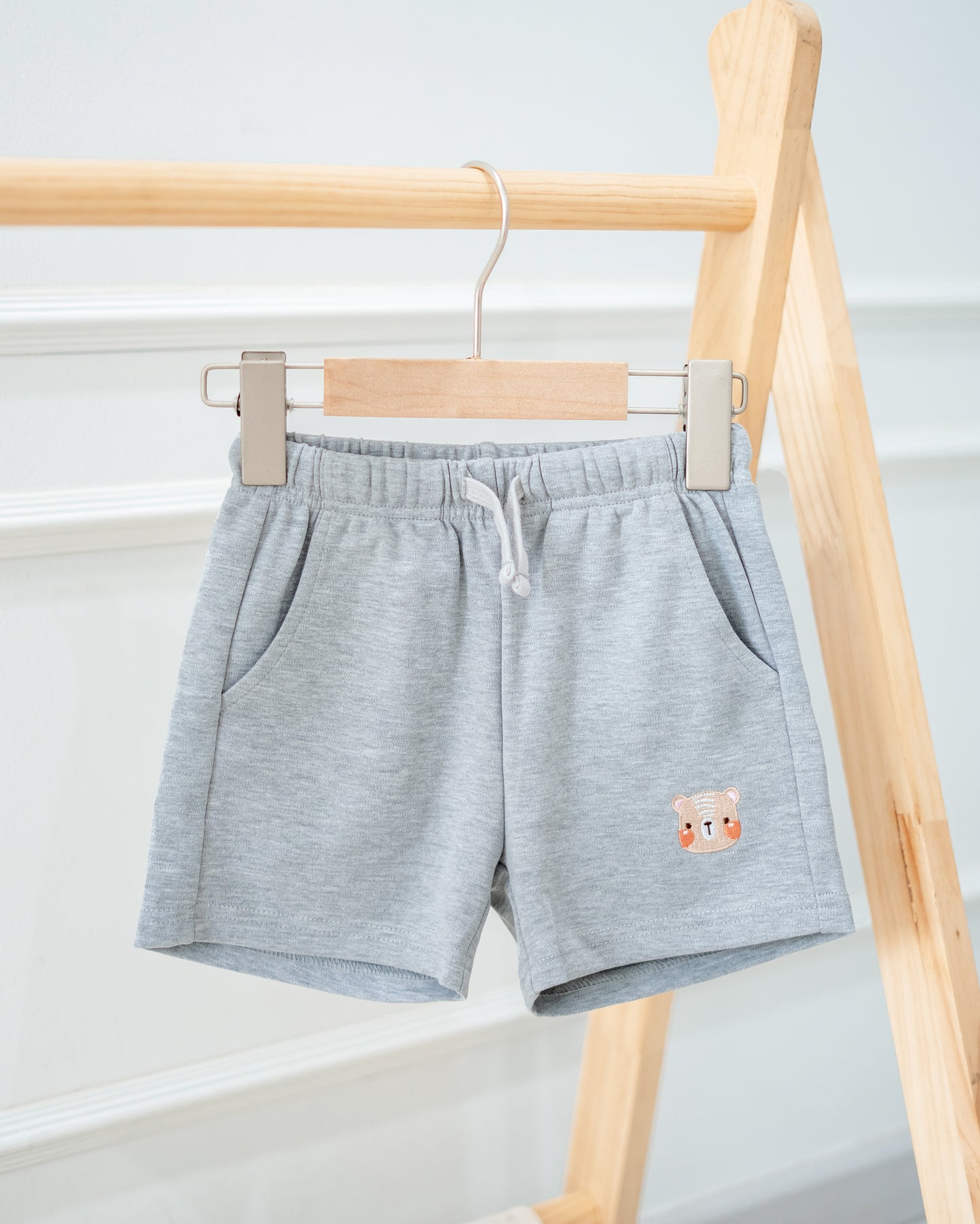 LEBEAR EMBROIDERY JOGGER SHORTS IN GREY