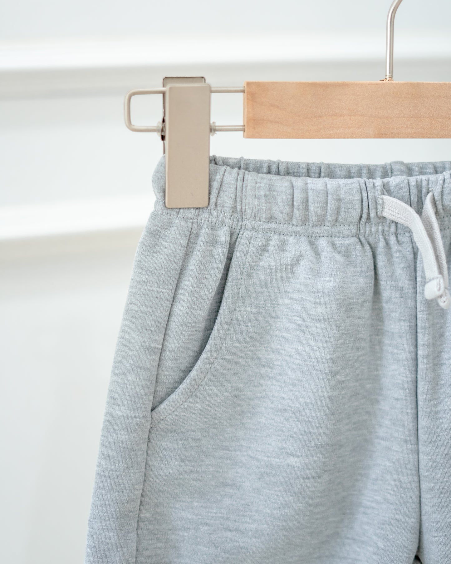 LEBEAR EMBROIDERY JOGGER SHORTS IN GREY