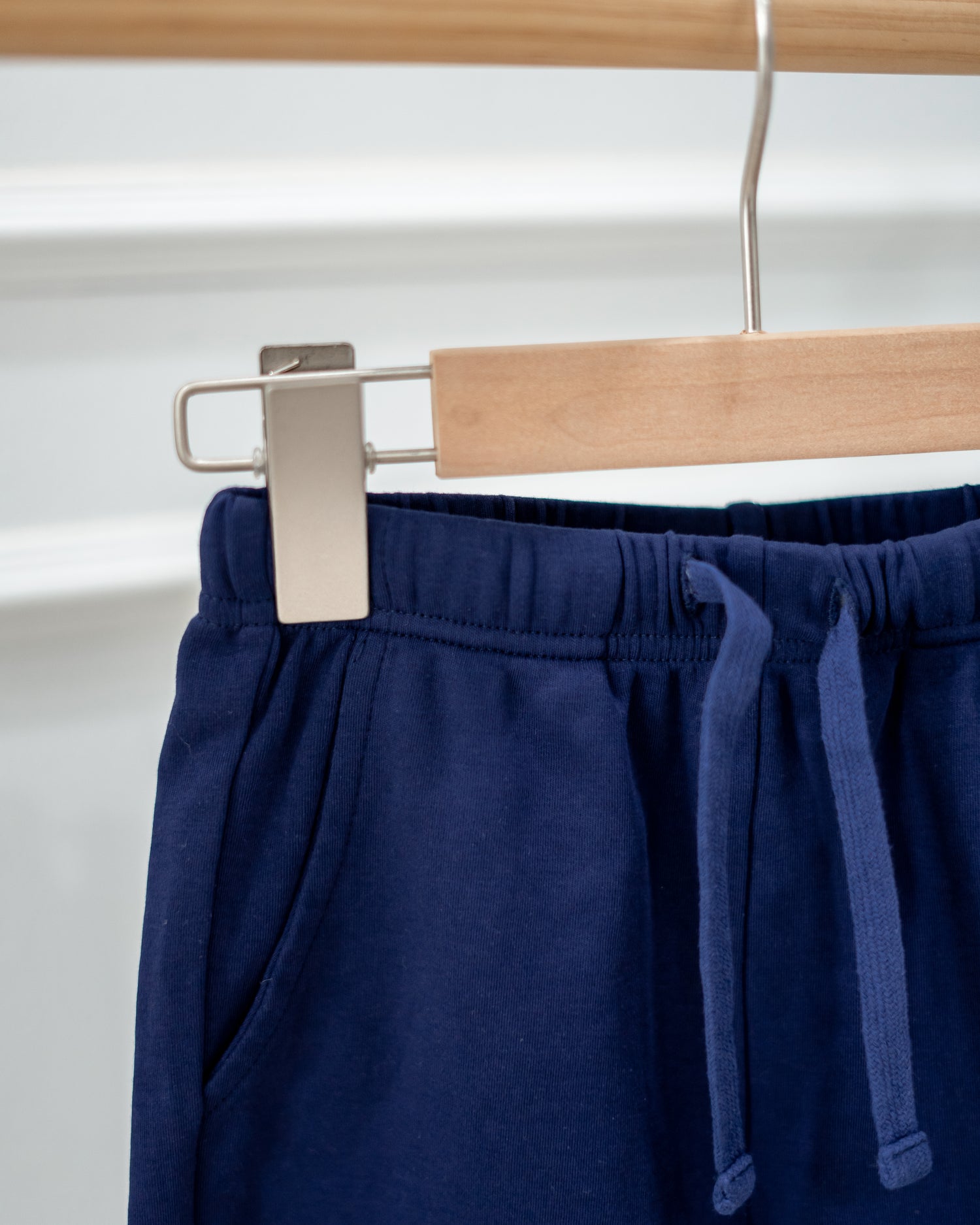 LEBEAR EMBROIDERY JOGGER SHORTS IN DEEP SEA NAVY