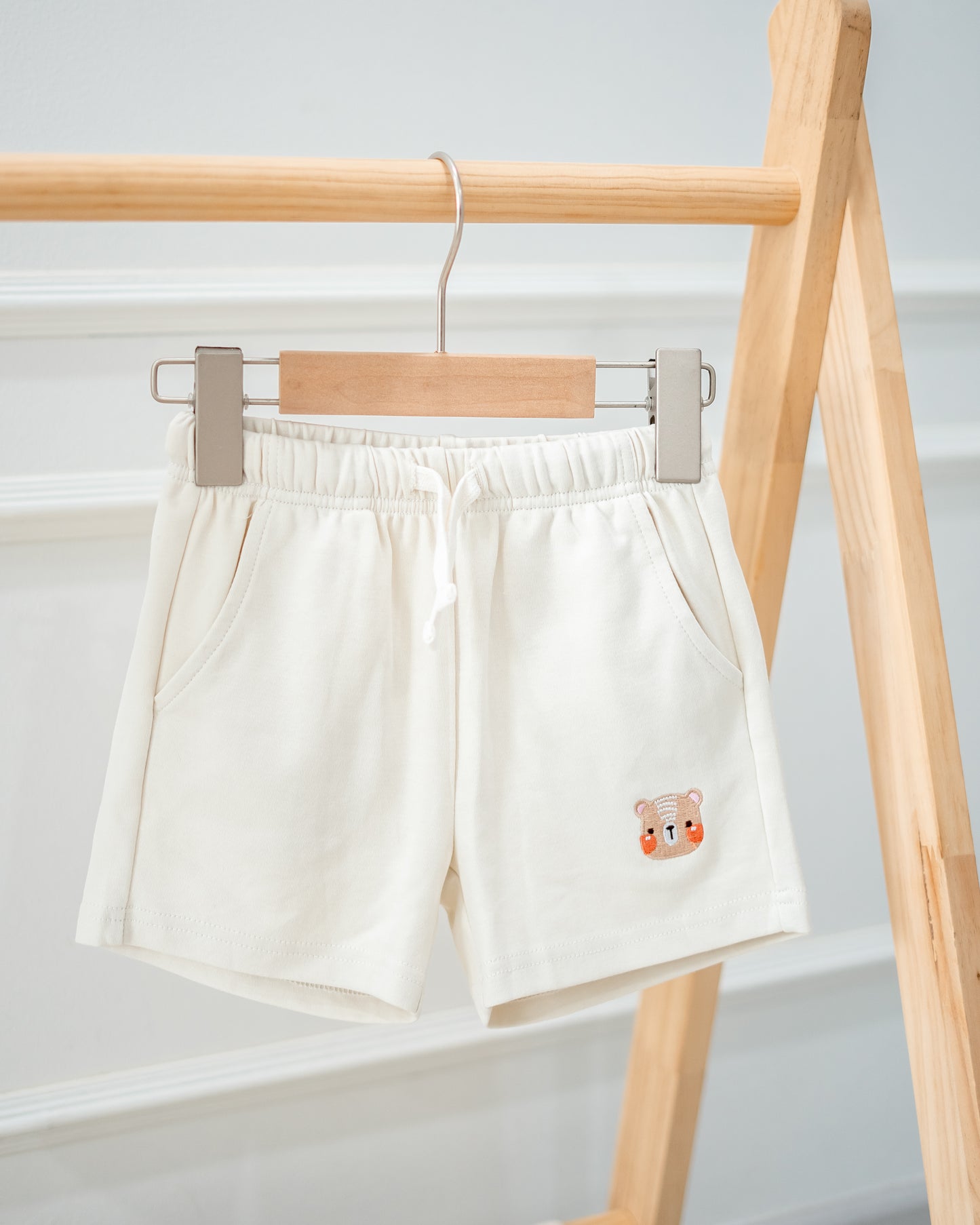 LEBEAR EMBROIDERY JOGGER SHORTS IN SAND BEIGE