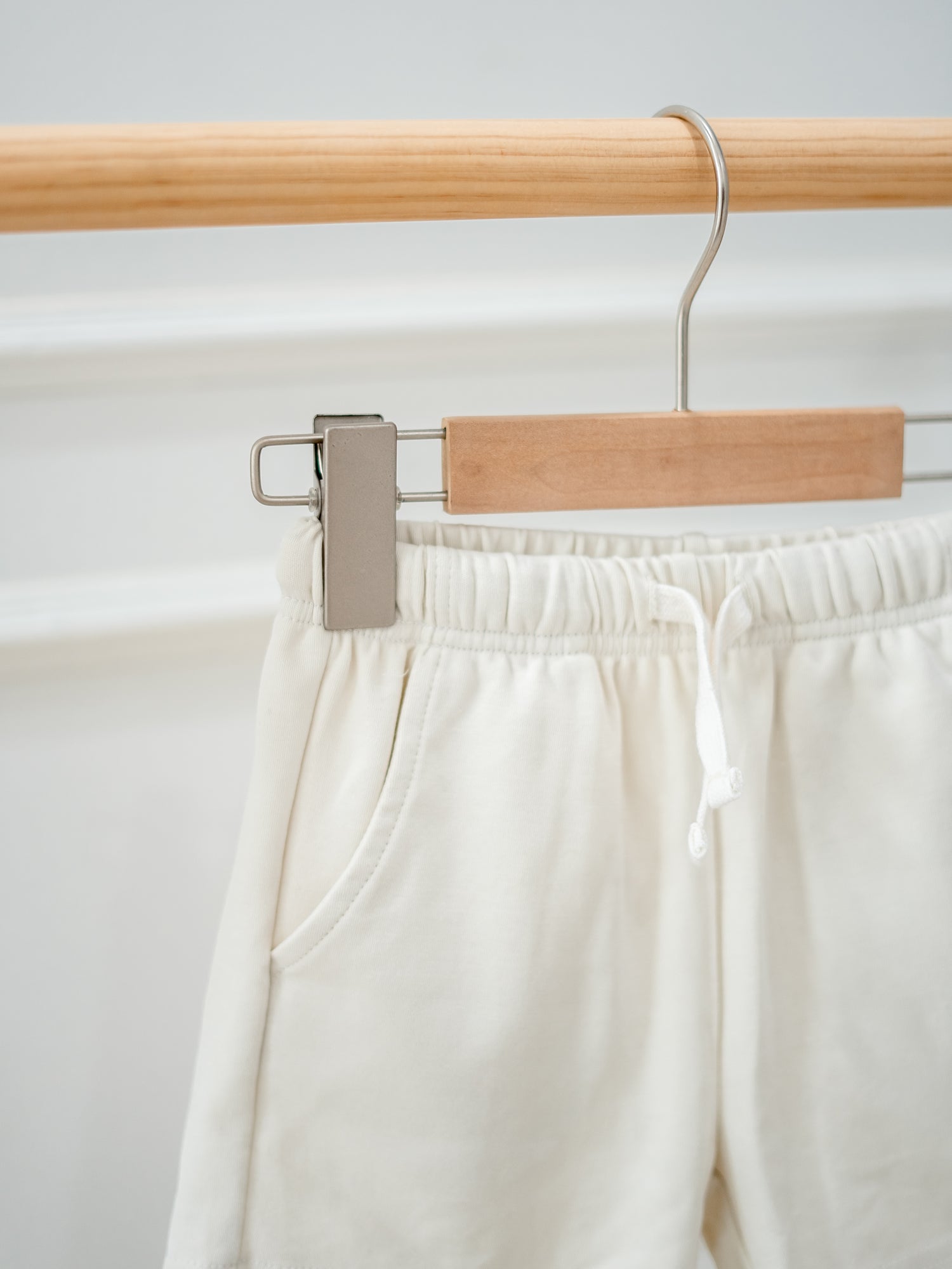 LEBEAR EMBROIDERY JOGGER SHORTS IN SAND BEIGE
