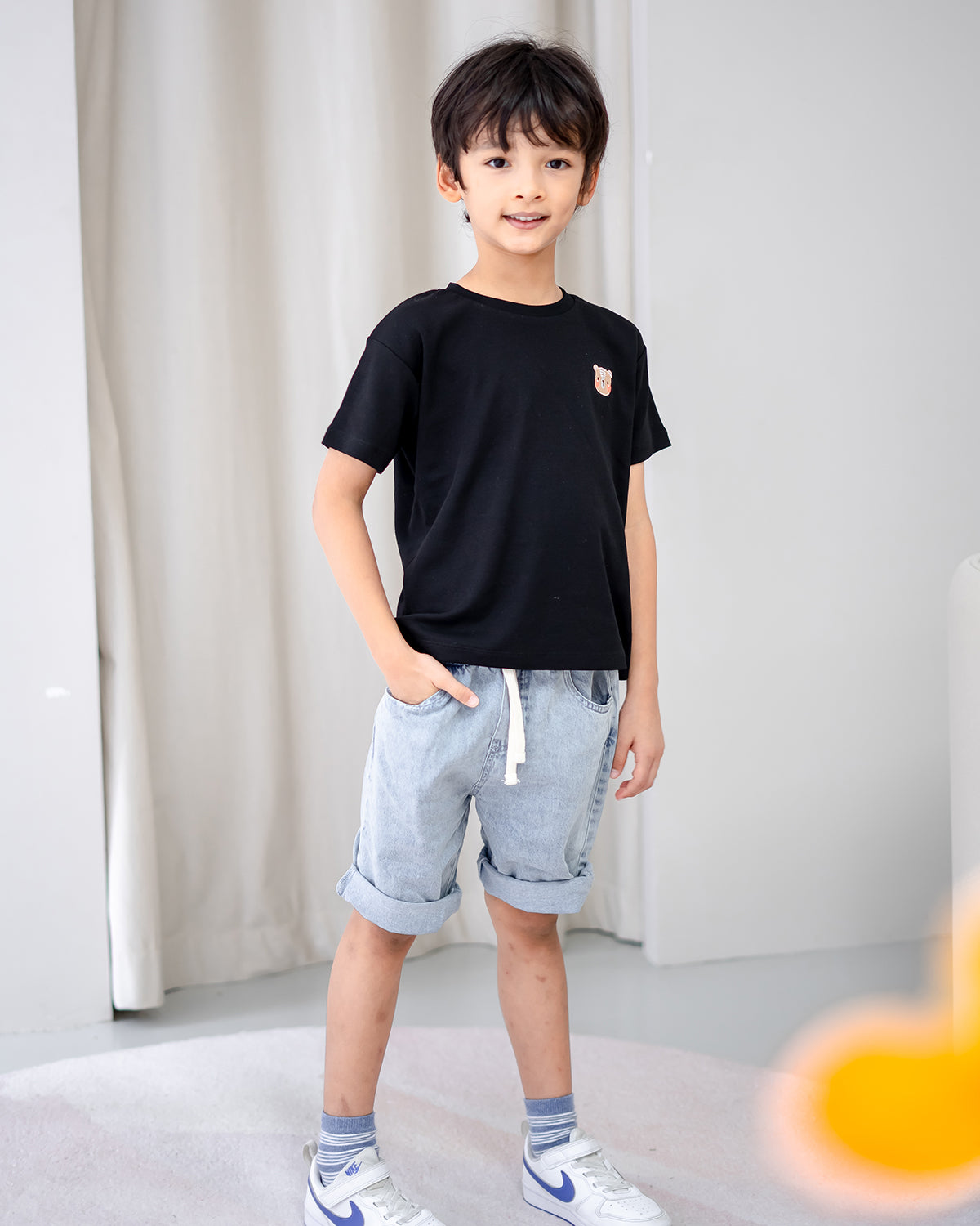 LEBEAR SIGNATURE EMBROIDERY TEE IN BLACK
