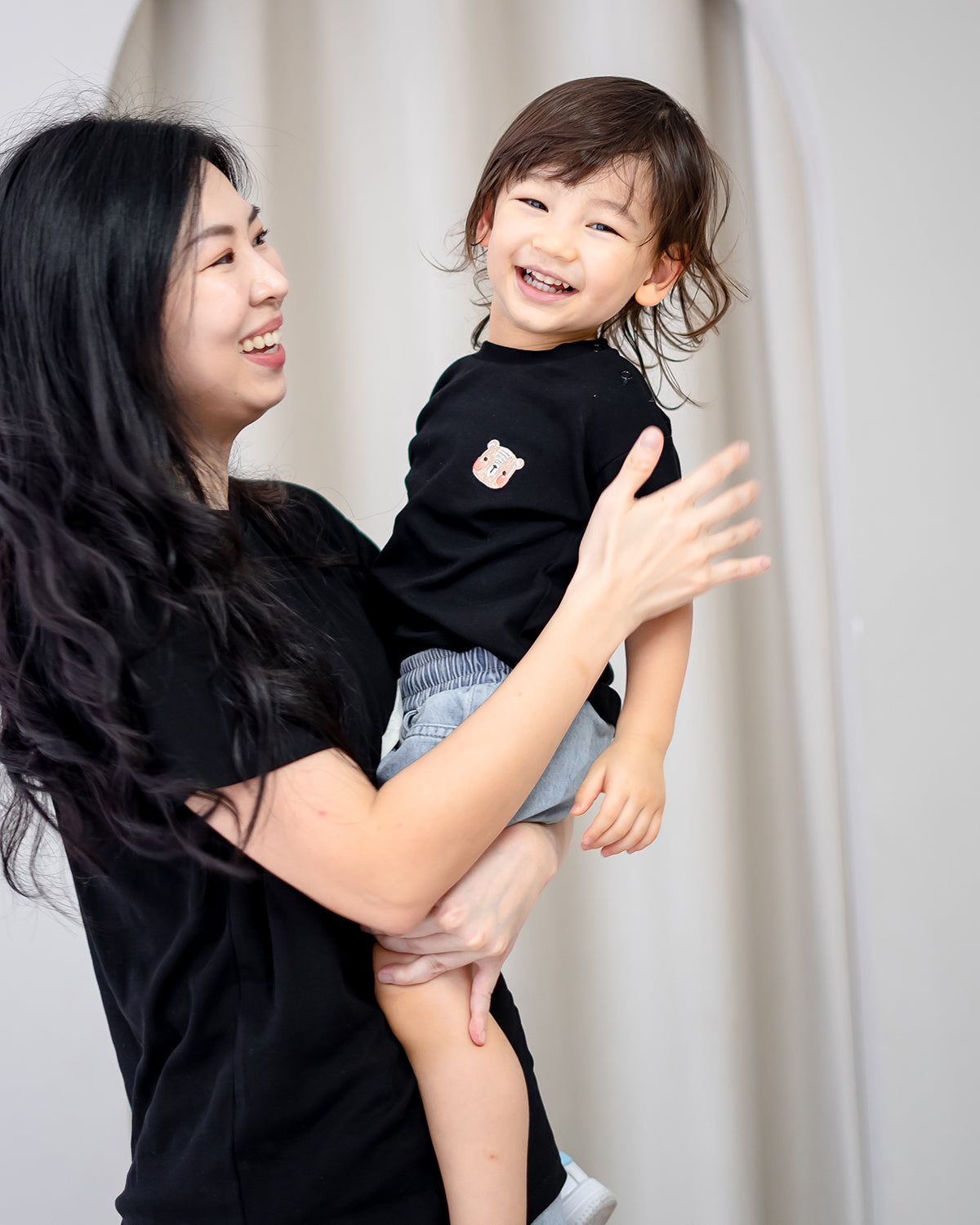 LEBEAR ADULT SIGNATURE EMBROIDERY TEE IN BLACK