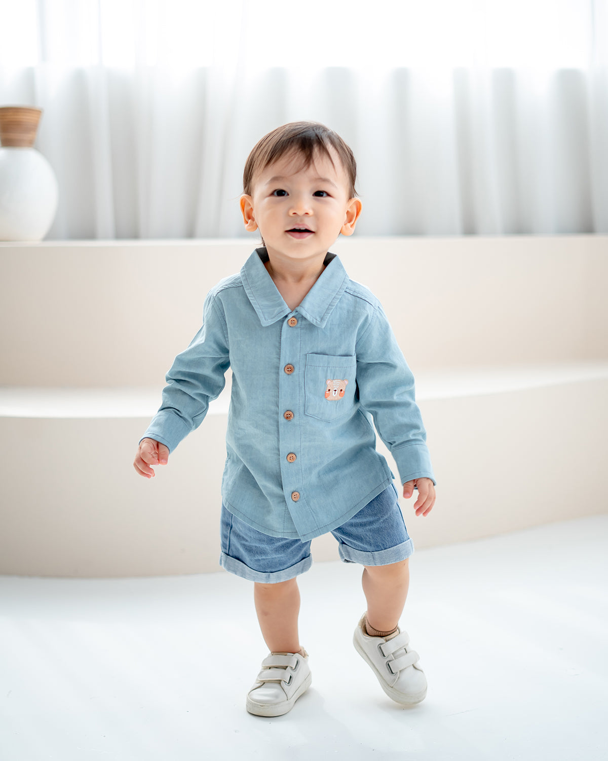 LEBEAR DENIM SHIRT IN LIGHT WASH