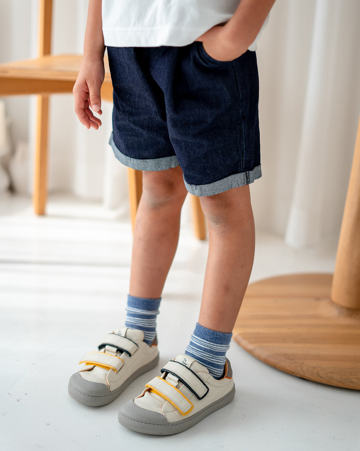 LEBEAR DENIM SHORTS IN DARK WASH