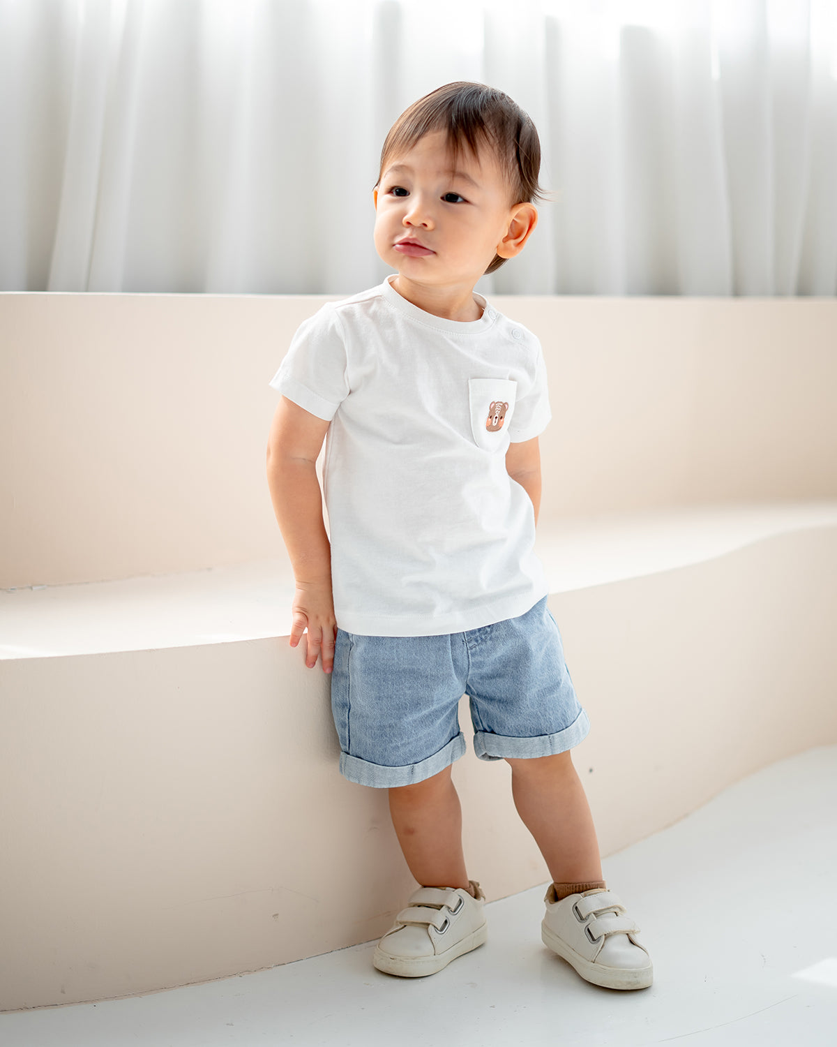 LEBEAR DENIM SHORTS IN LIGHT WASH