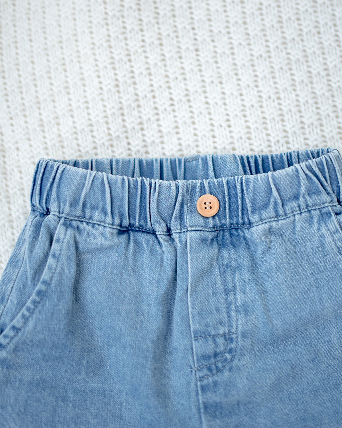 LEBEAR DENIM SHORTS IN LIGHT WASH