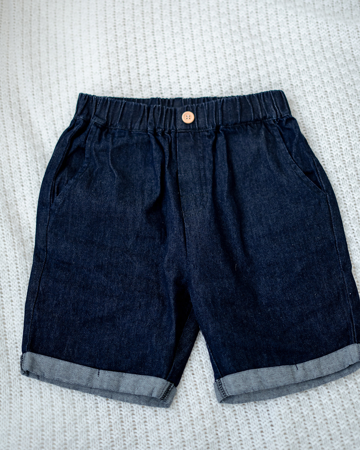 LEBEAR DENIM SHORTS IN DARK WASH