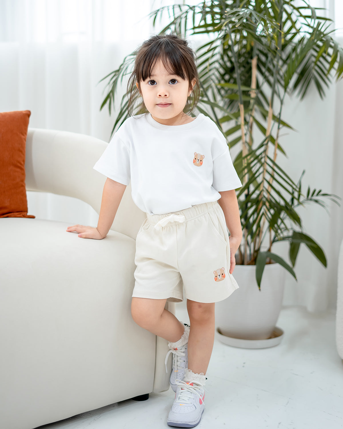 LEBEAR SIGNATURE EMBROIDERY TEE IN WHITE