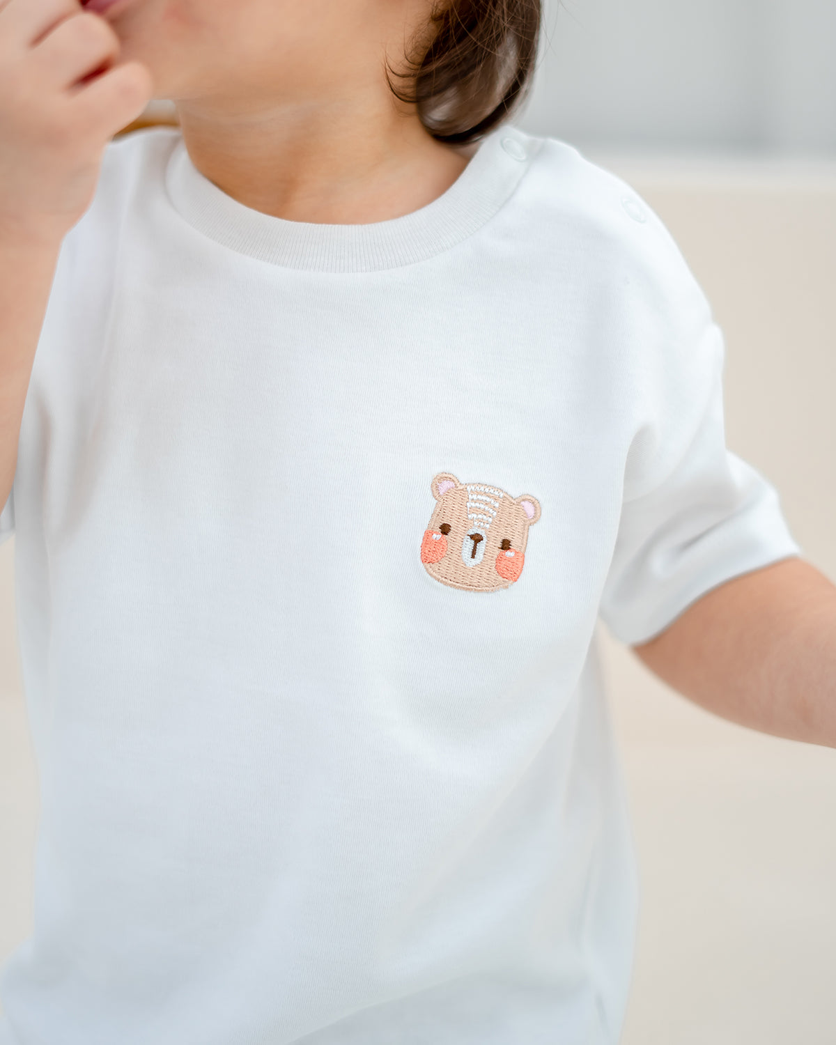 LEBEAR SIGNATURE EMBROIDERY TEE IN WHITE