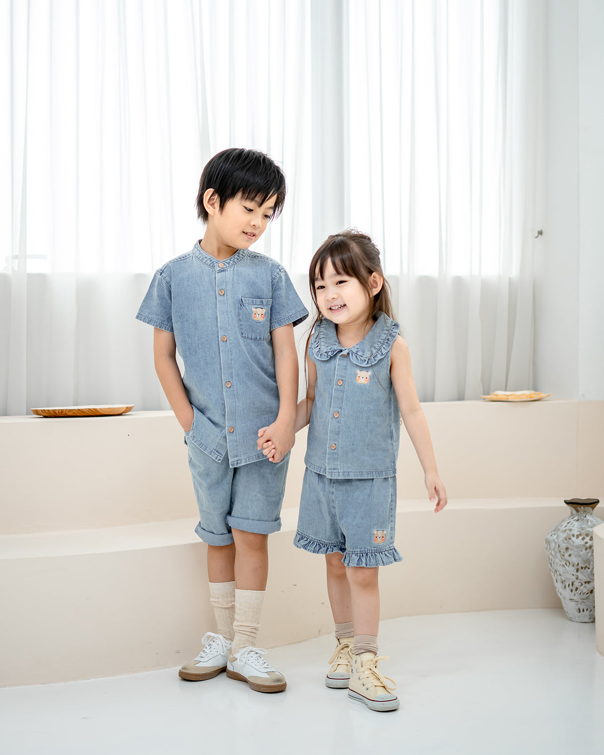 LEBEAR RUFFLE COLLAR DENIM TOP