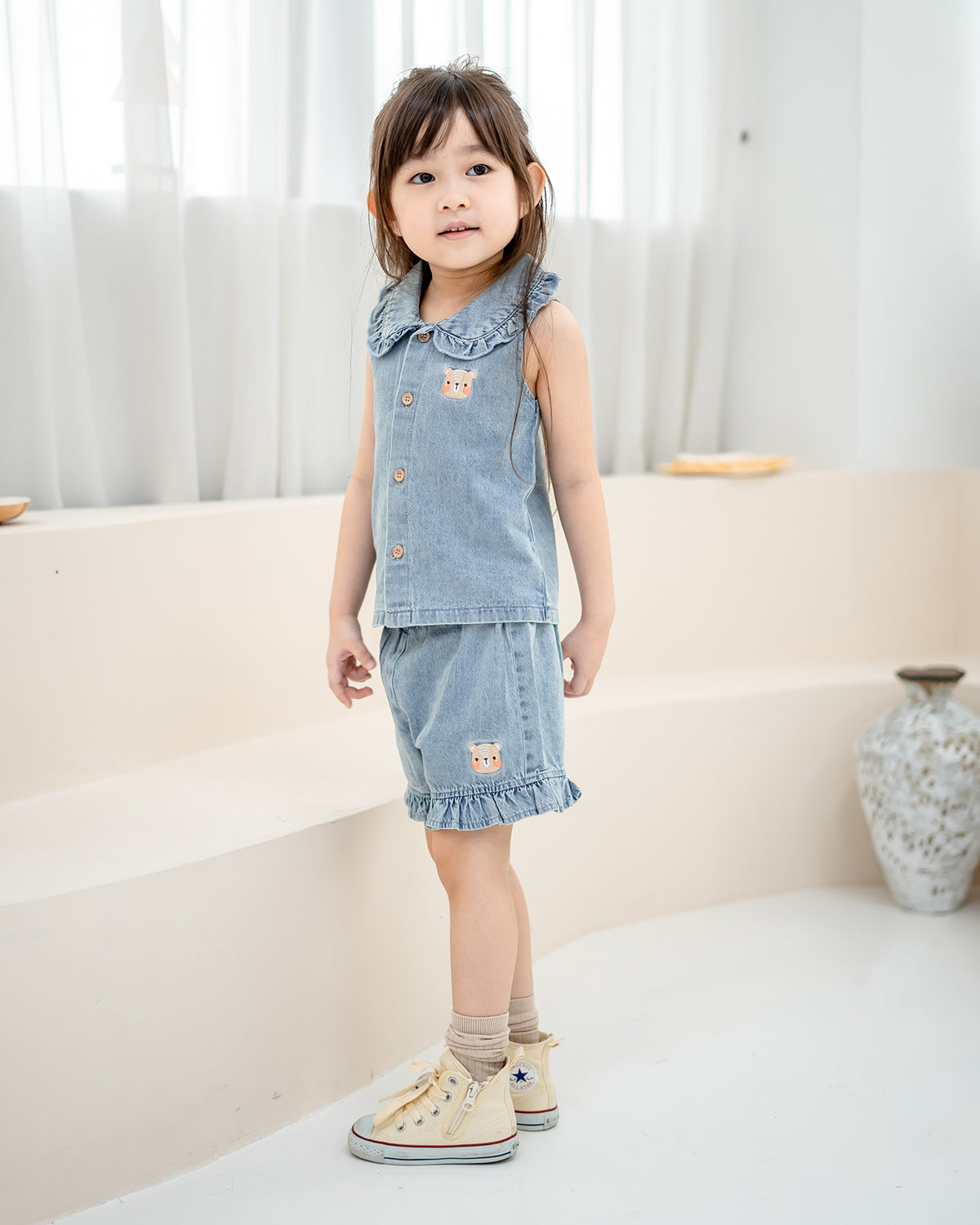 LEBEAR RUFFLE COLLAR DENIM TOP