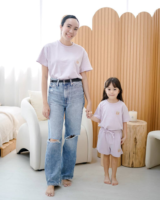 LEBEAR ADULT SIGNATURE EMBROIDERY TEE IN LILAC