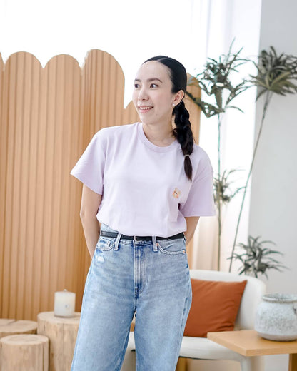 LEBEAR ADULT SIGNATURE EMBROIDERY TEE IN LILAC