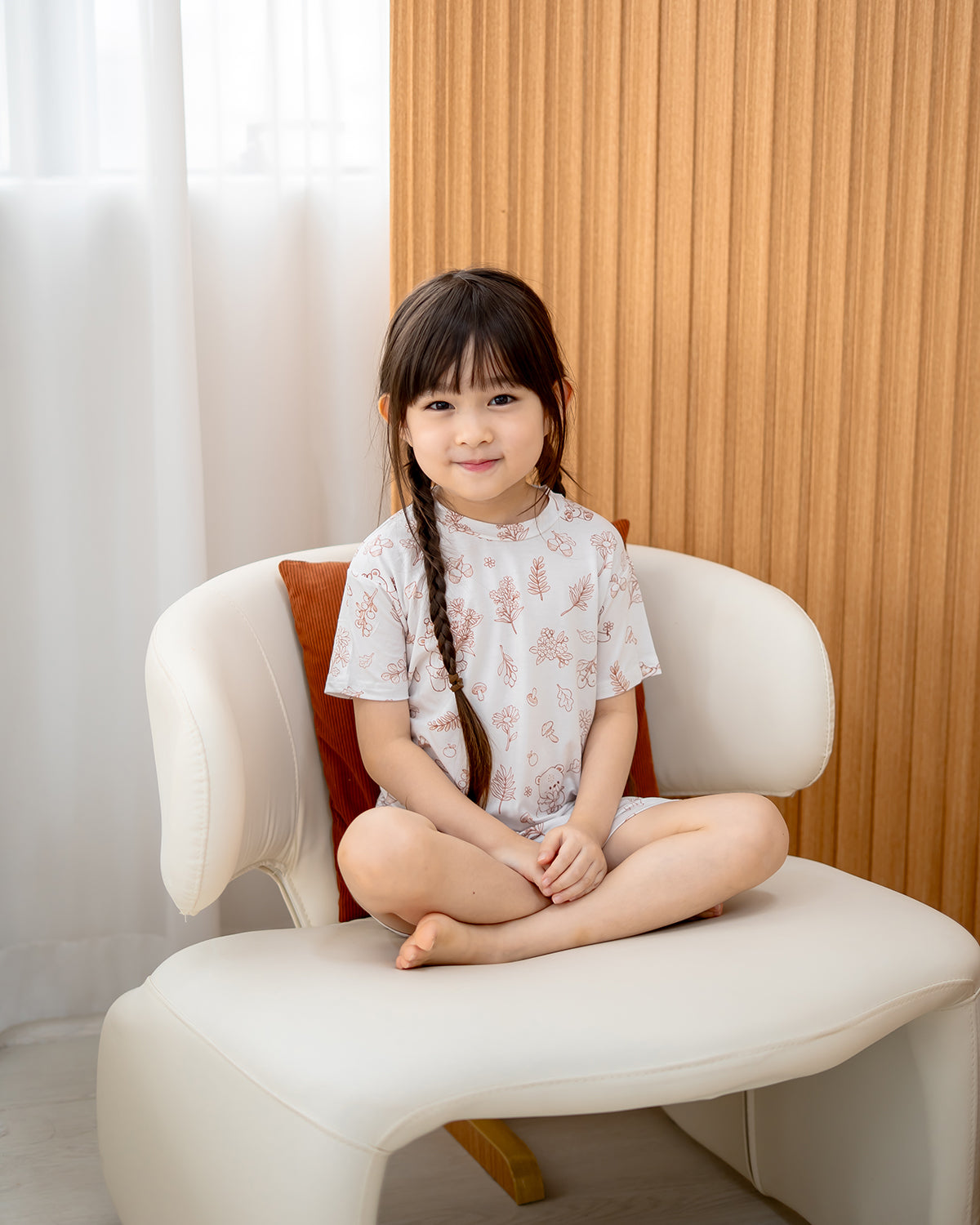 Child wearing LeBear Meadow Mocha TENCEL kids set with floral bear print