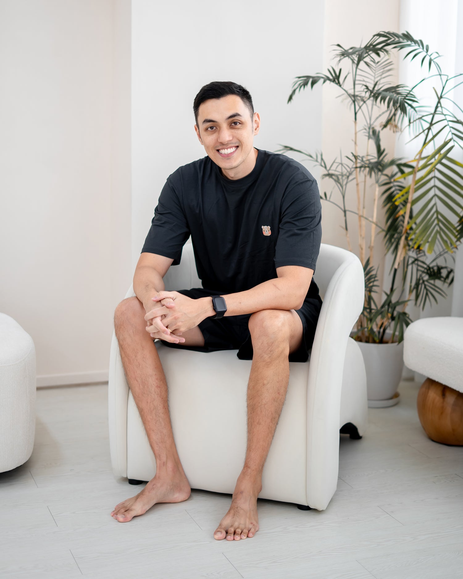 LeBear TENCEL™ men lounge set black sitting lifestyle soft breathable comfortable mens loungewear Singapore